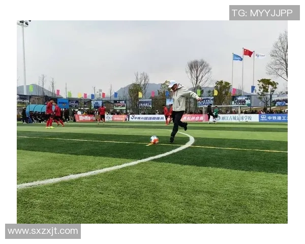 激烈对决在绿茵场上燃起激情的足球赛盛况回顾